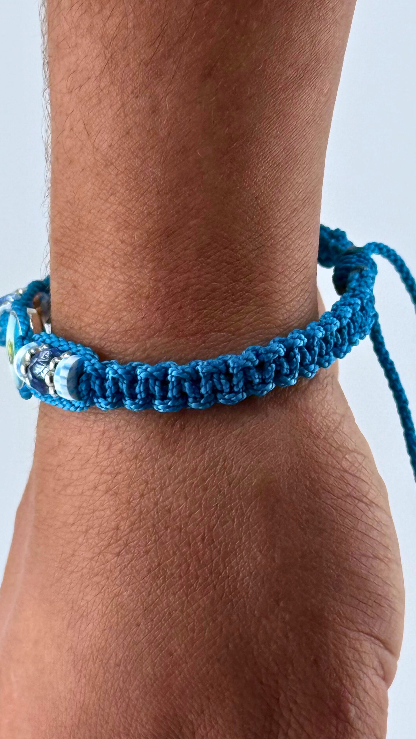 Guatemala Flag Bracelet | Adjustable Macramé Thread | Handmade | Guatemalan Beads Cultural Pride | Jewelry for Daily Wear | Brazalete